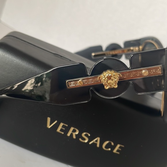 - NWT Unisex Versace Sunglasses. - Picture 3 of 11